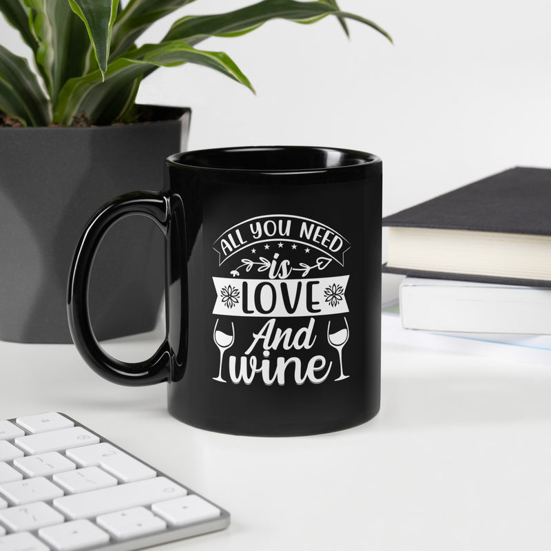 Taza negra brillante "Todo lo que necesitas es amor y vino"