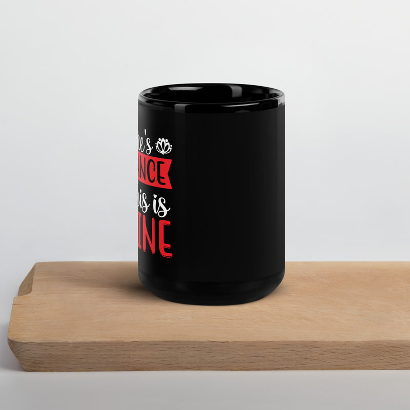 Taza negra brillante "Hay una posibilidad de que esto sea vino"