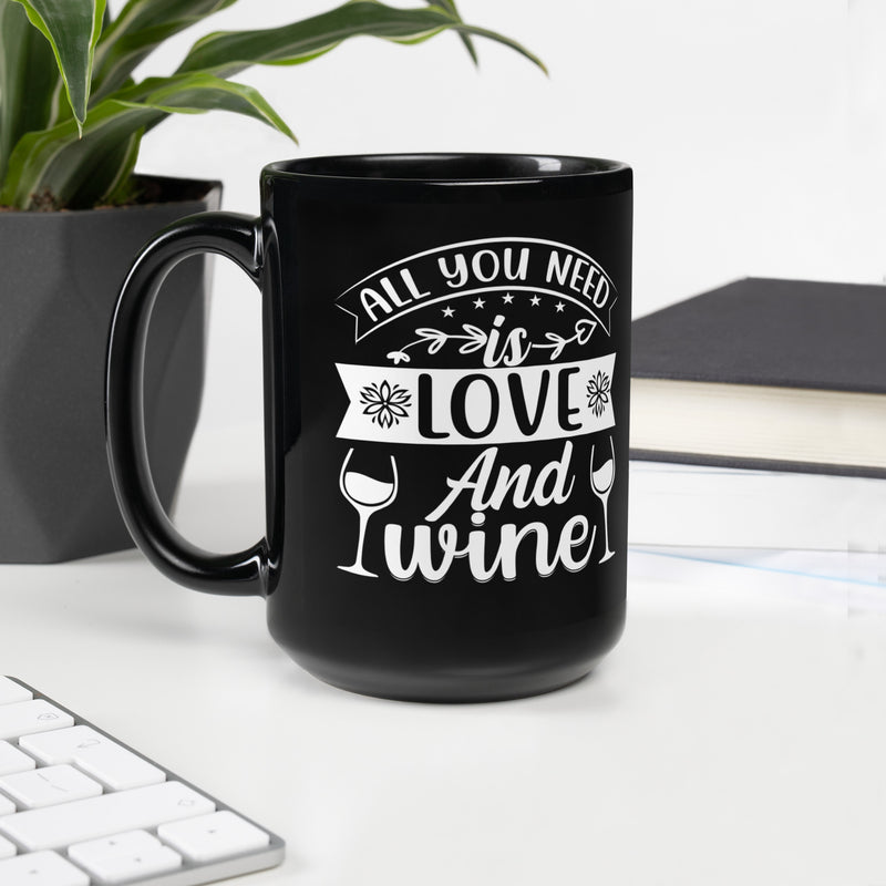 Taza negra brillante "Todo lo que necesitas es amor y vino"